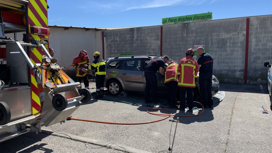 sapeurs-pompiers et sapeuses-pompières volontaires du SDIS 84 entrainement JM Autos Le Pontet 11 mai 2024