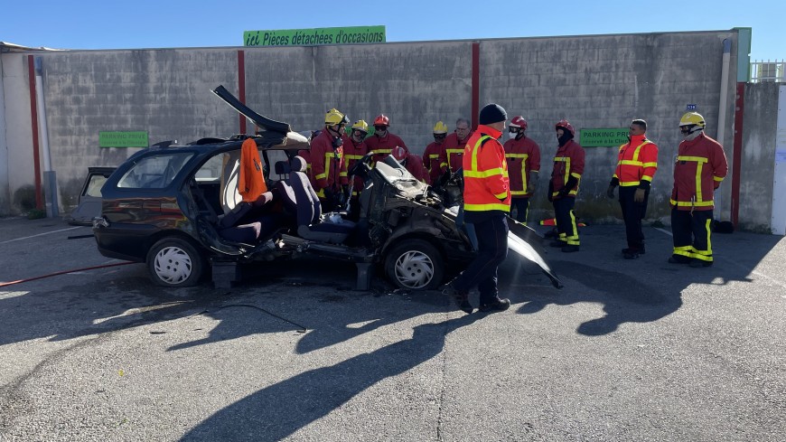 SOLDATS DU FEU : ENTRAIEMENT DES POMPIERS VOLONTAIRES D'AVIGNON chez JM AUTOS CASSE VENTE PIECES DETACHEES OCCASION ET VENTE VEHICULE ACCIDENTE 